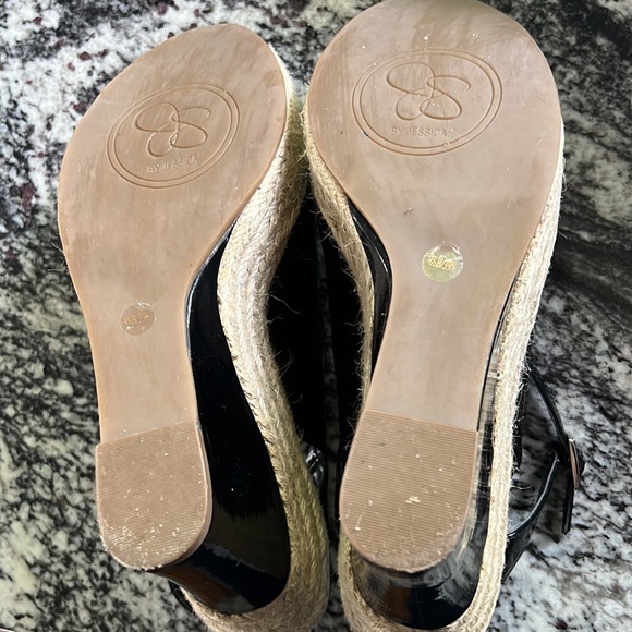 Like new, Jessica Simpson black patent platform Sandals. - Picture 7 of 11
